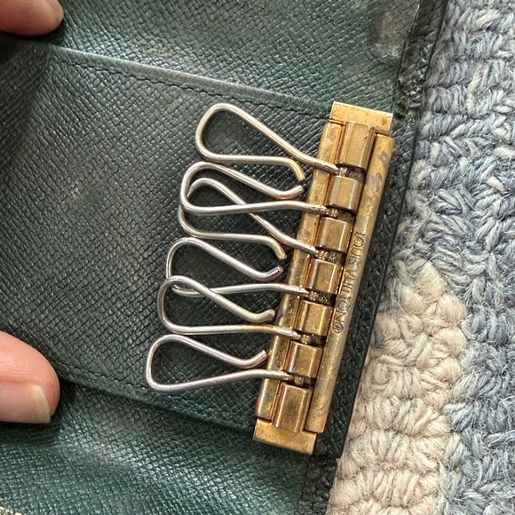 Louis Vuitton Black Textured Leather Fold Key Holder - Picture 5 of 5